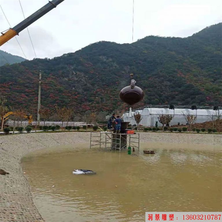 安徽玻璃钢天壶雕塑案例，池塘水景流水壶